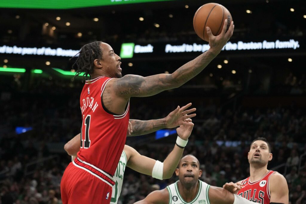 DeRozan sale lesionado ante los Celtics