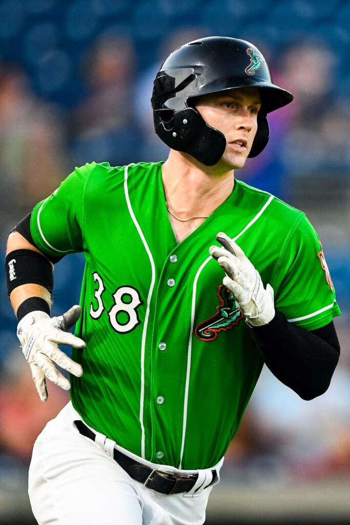Leones contratan al jardinero Robert Neustrom