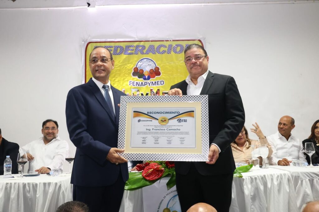 Empresarios de Santiago reconocen a Francisco Camacho