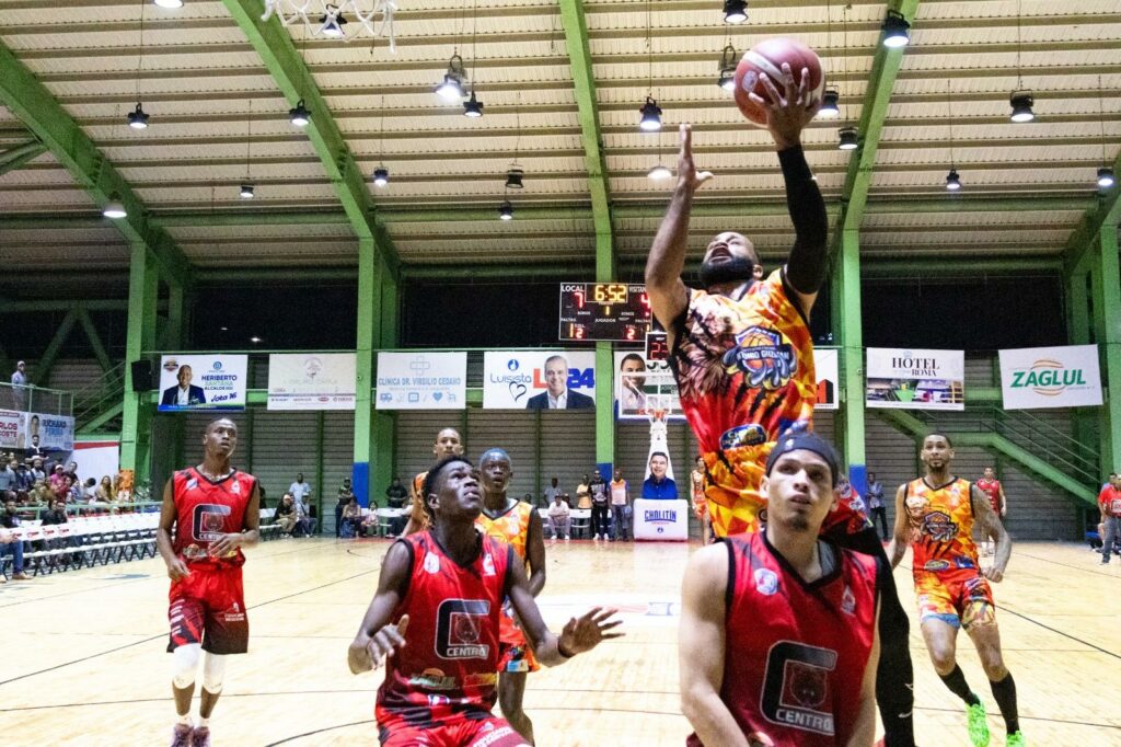 Clubes Savica y Antonio Guzmán triunfan en semis basket Higüey