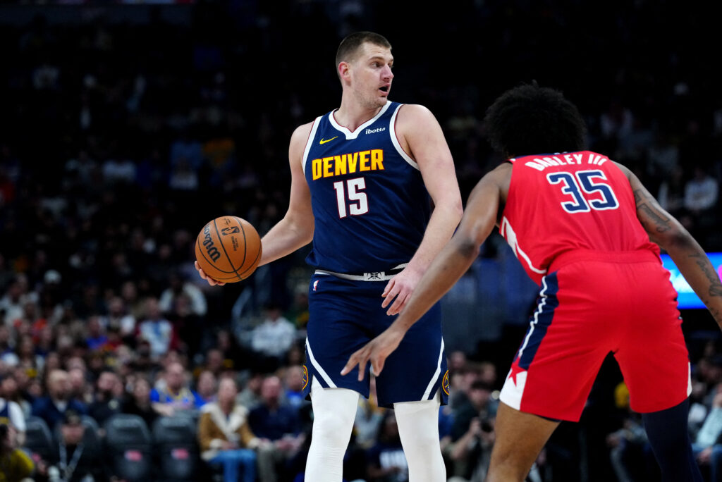 Jokic consigue histórico triple doble en victoria de Denver
