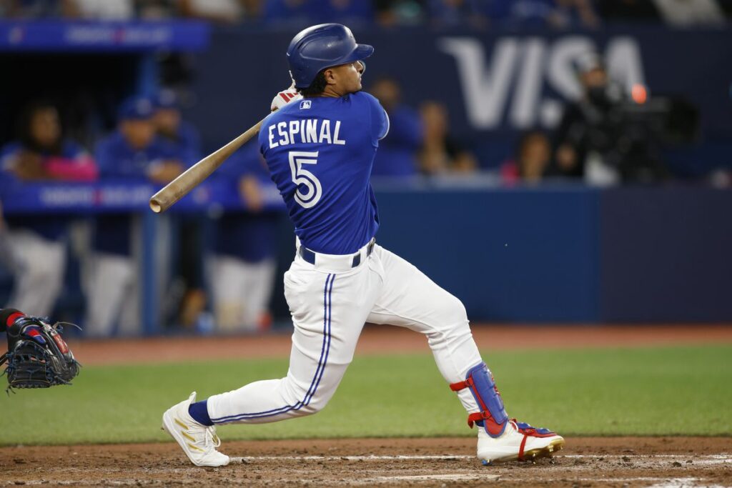 Santiago Espinal es traspasado a los Rojos de Cincinnati