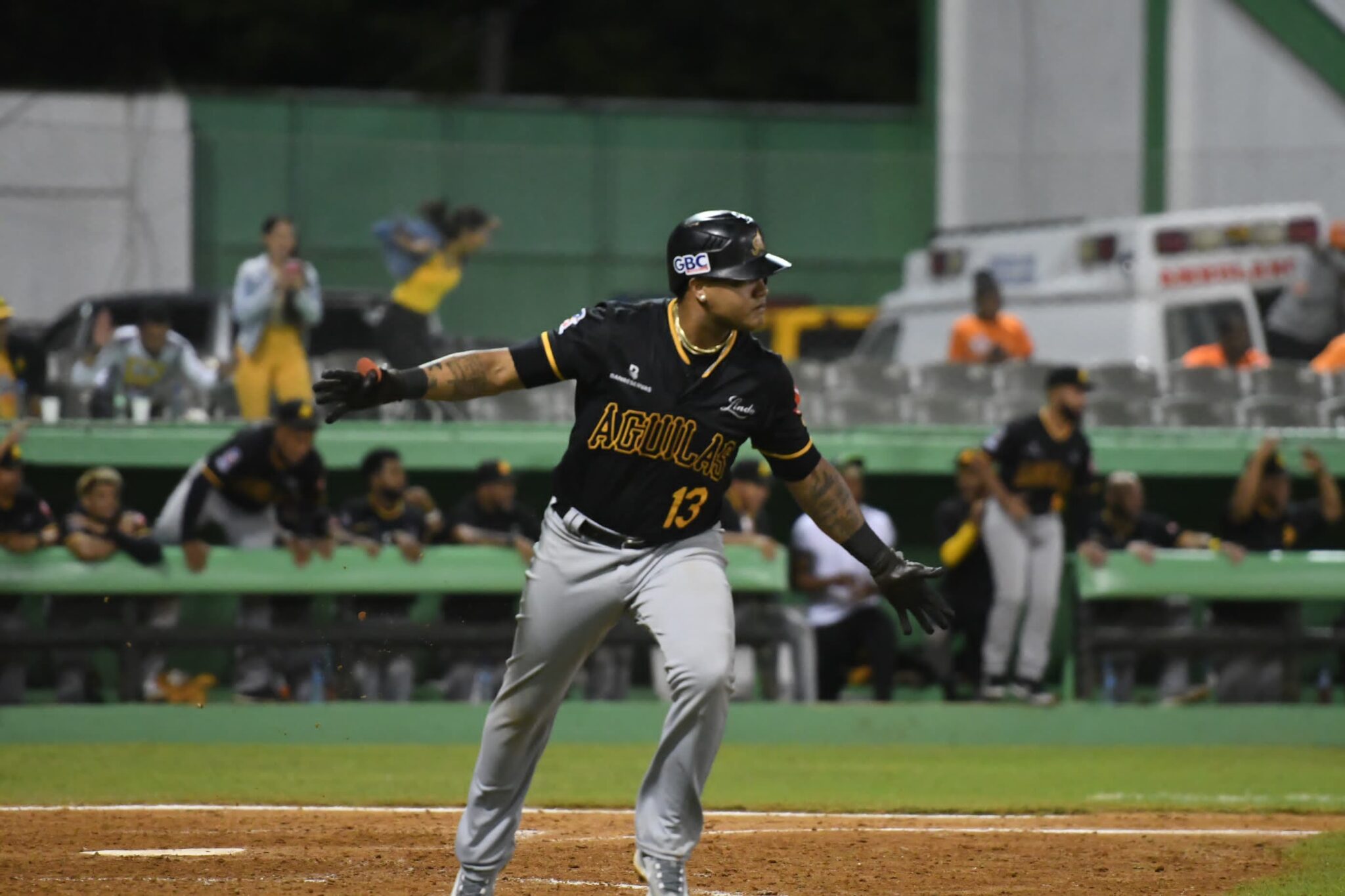Águilas Cibaeñas remontan ante Estrellas Orientales y se acercan a la cuarta posición