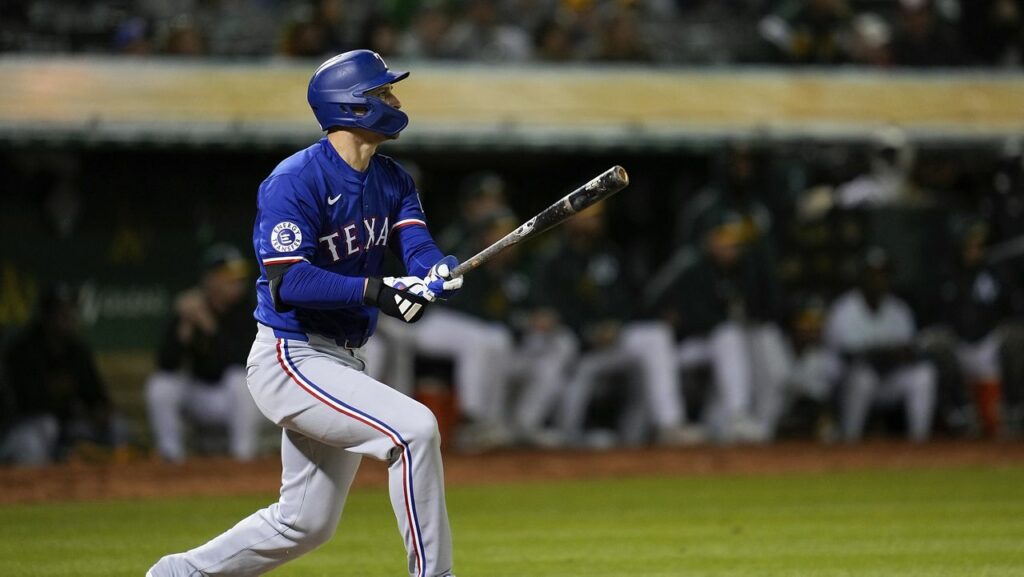 Seager conecta cuadrangular de tres carreras y Rangers remontan ante Atléticos