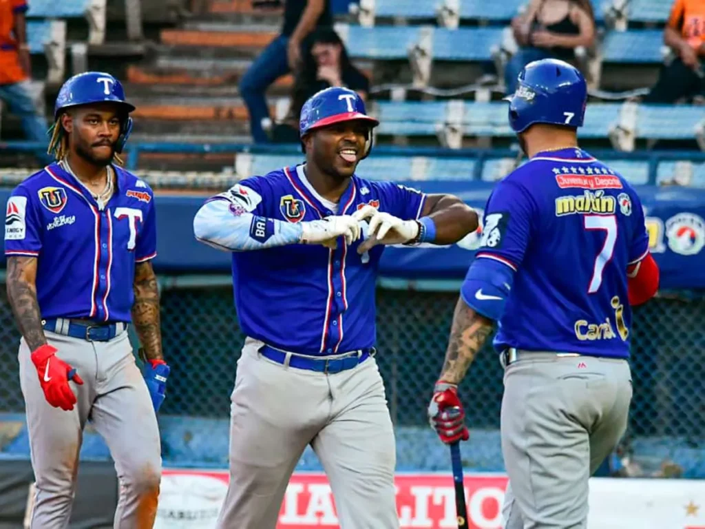Tiburones siguen en buen ritmo y vencen a Águilas