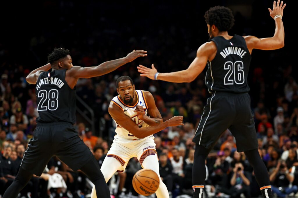 Nets le amargan el debut al tridente de los Suns