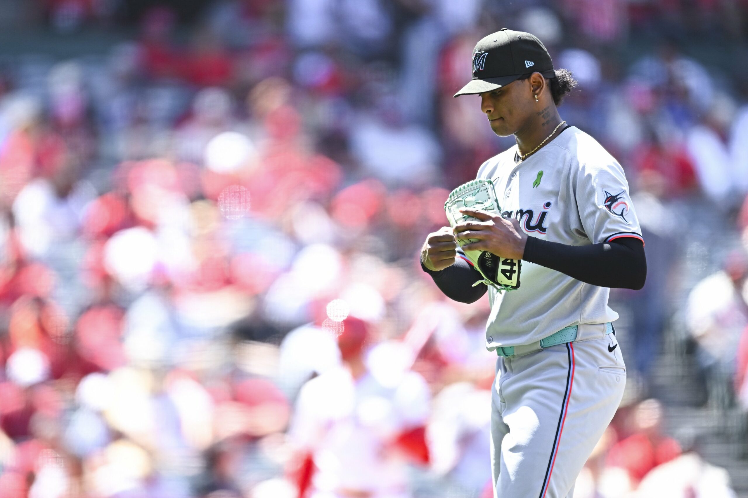 Edward Cabrera poncha a 10 y domina a Angels en victoria