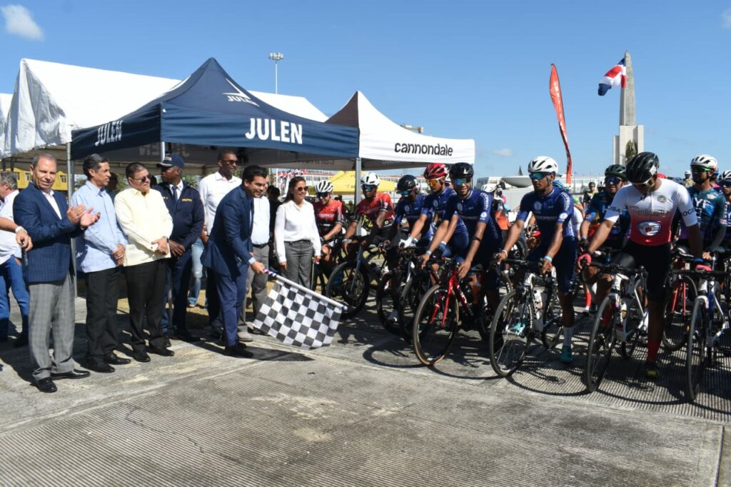 Hernán Gómez dominó primera etapa de la Vuelta Ciclística