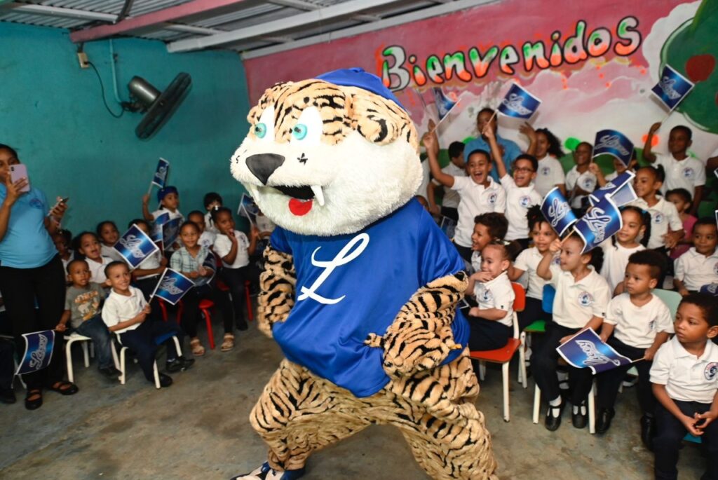 Licey visita Colegio Guardería Annerys