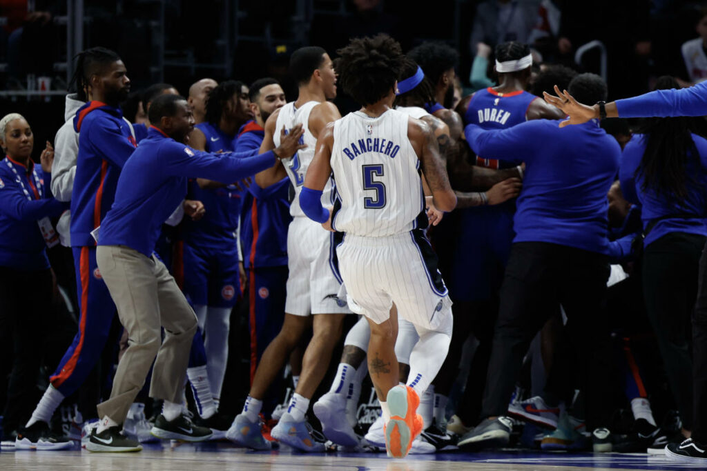 NBA suspende a 11 jugadores por altercado entre Pistons y Magic