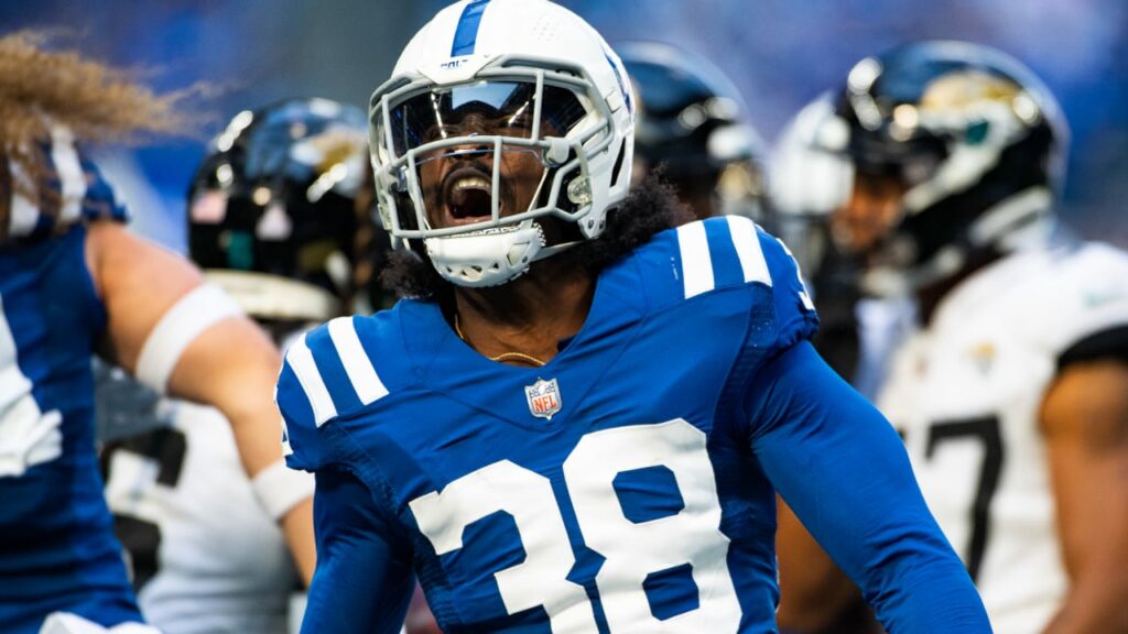 Colts suspenden a Tony Brown y Isaiah McKenzie