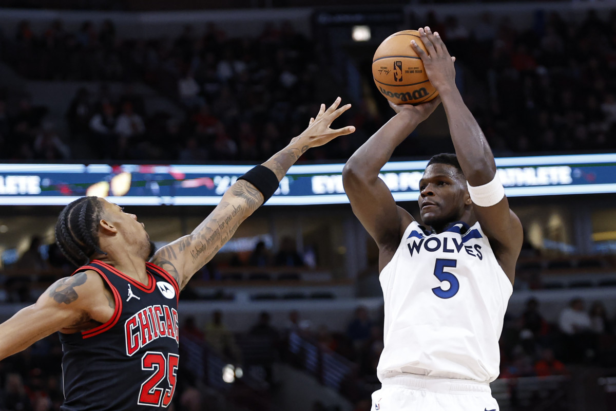 Anthony Edwards guía remontada, Timberwolves propinan cuarta derrota consecutiva a Bulls