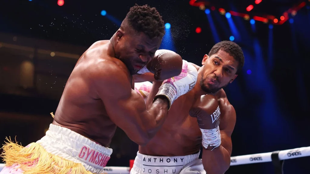 Anthony Joshua fulminó a Francis Ngannou