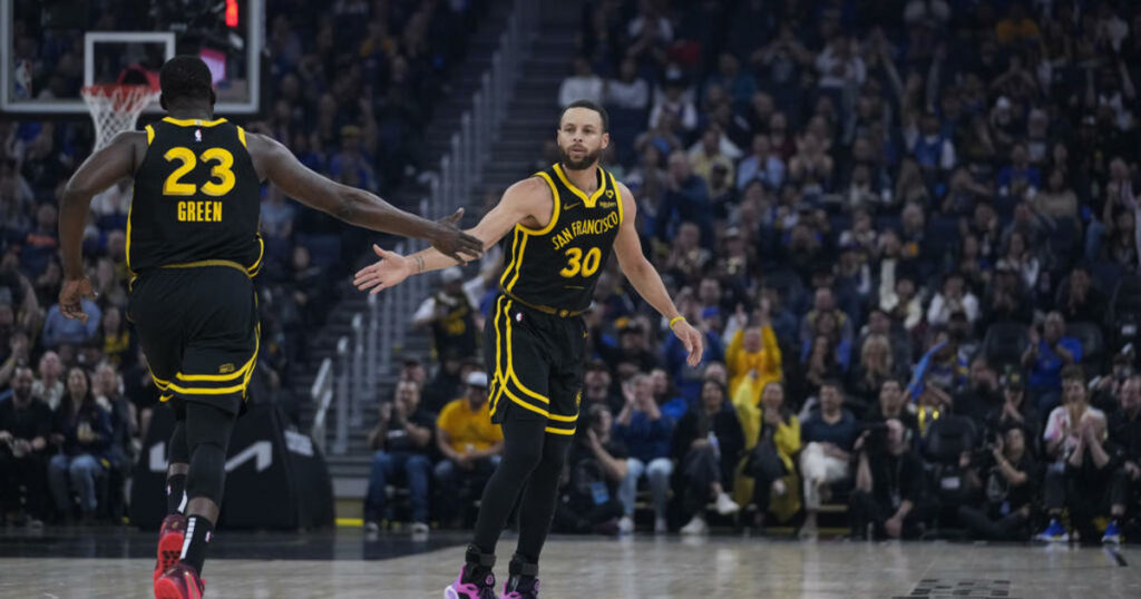 Curry anota triple 300 de la temporada y alcanza hito por quinta temporada
