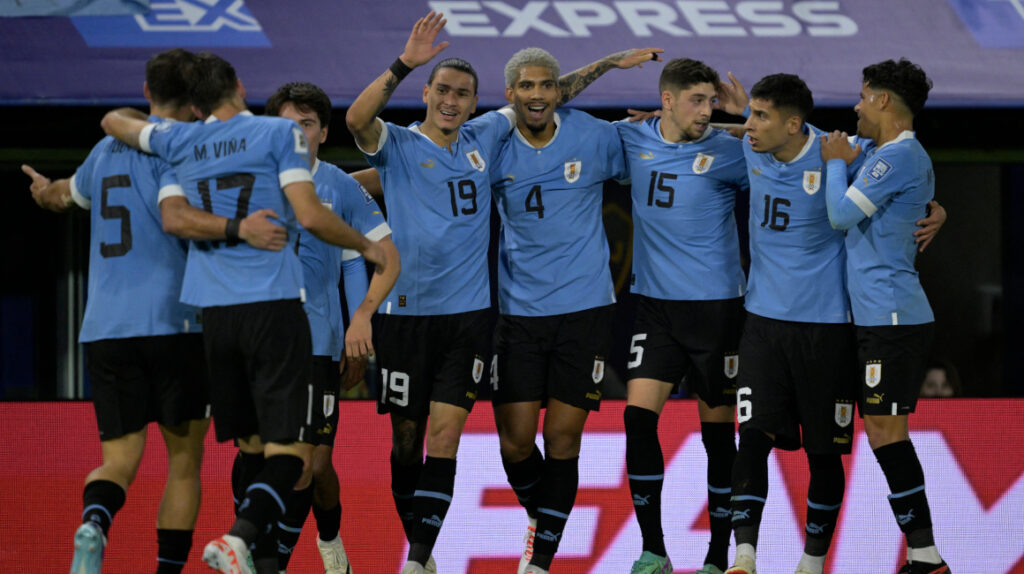 Uruguay vence a Argentina y deja al campeón del mundo sin invicto en las eliminatorias