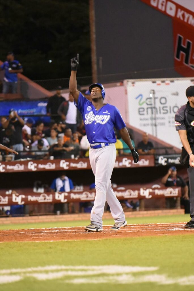 Aquino, Alcántara y Camargo jonronean, Hall detiene a los Gigantes