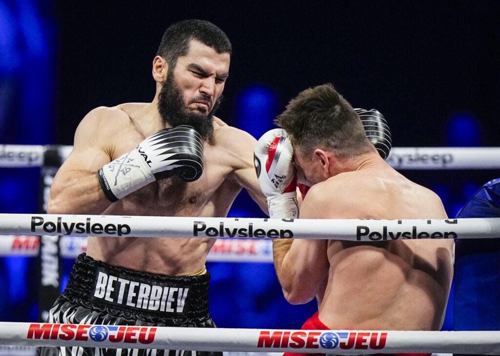 Artur Beterbiev noqueó a Callum Smith en el séptimo round