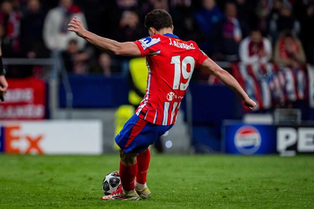 Organismo internacional aclara reglas del fútbol sobre penales tras penal de Julian Álvarez