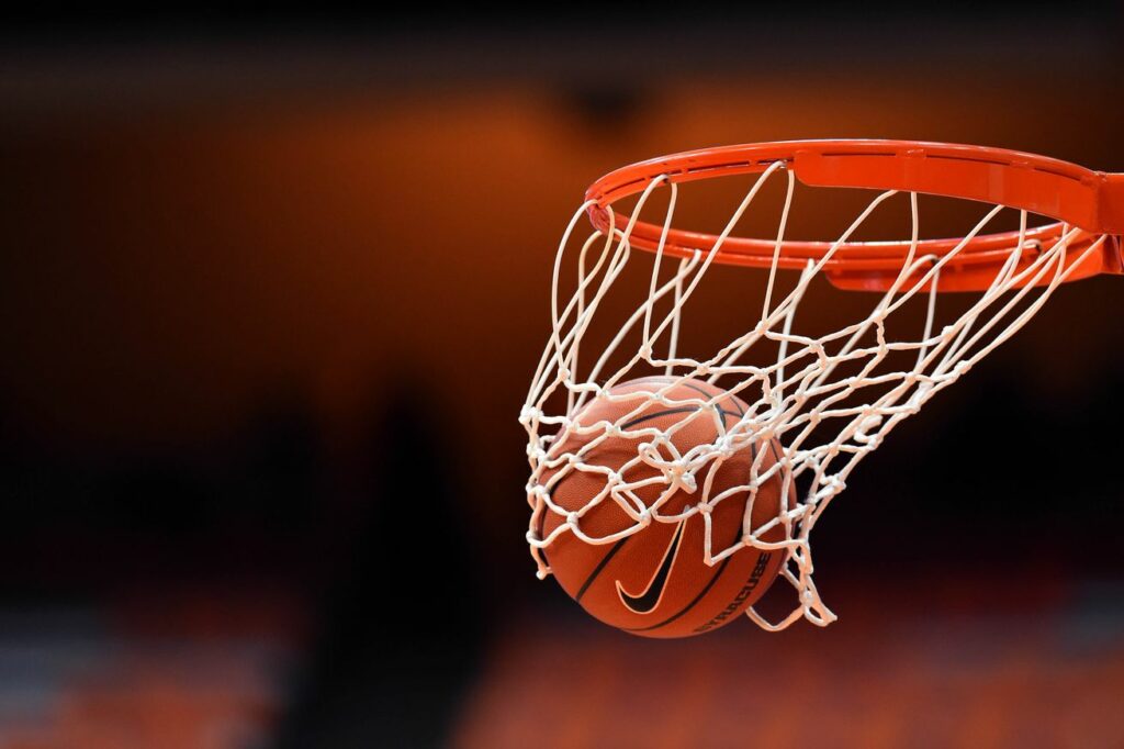 Despiden a entrenadora de baloncesto por hacerse pasar por niña de 13 años
