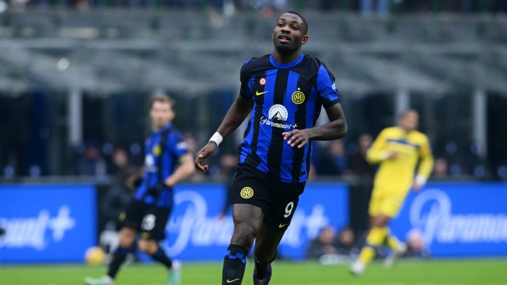 Inter vence al Hellas Verona y se mantiene como líder de la Serie A tras la mitad del campeonato