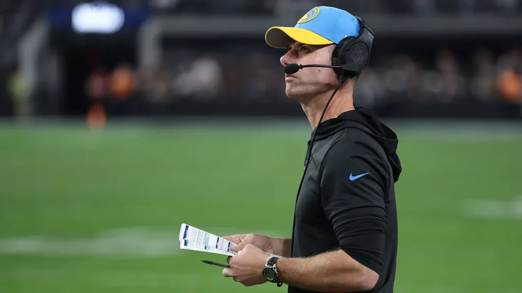 Jugadores estrella de los Chargers defienden al entrenador Brandon Staley después derrota vergonzosa