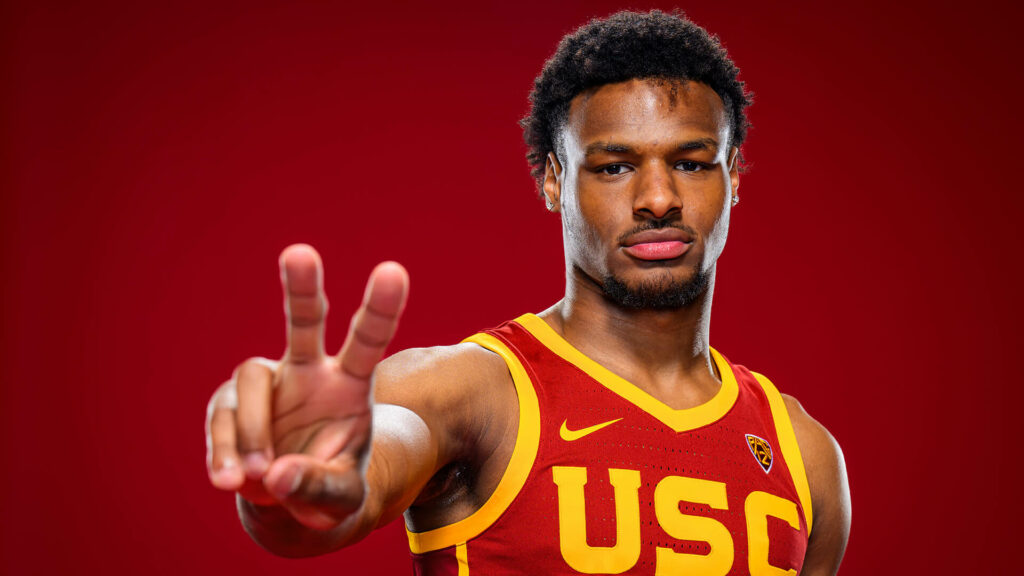 LeBron asegura que Bronny jugará esta temporada en NCAA