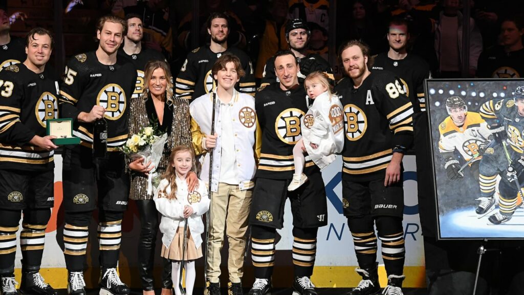Brad Marchand es honrado en su juego 1,000