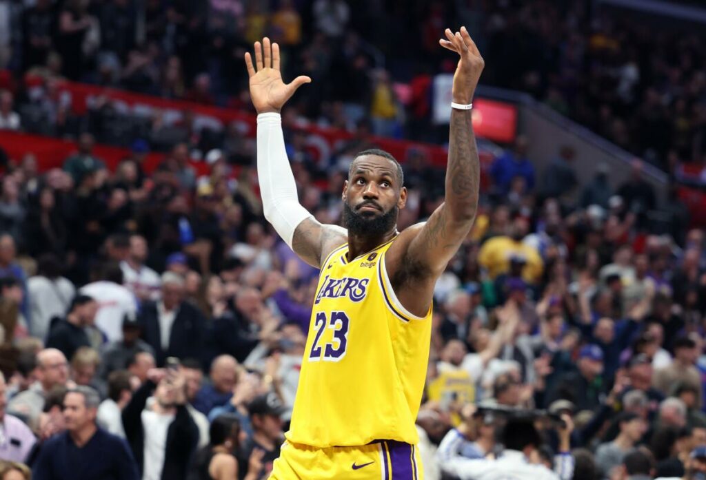Un LeBron James impecable guía a los Lakers sobre Clippers