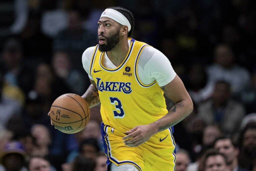 Davis, Russell y James lideran a los Lakers sobre Hornets