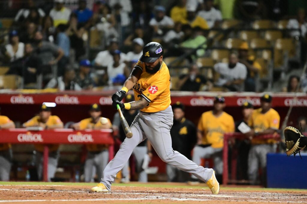 Águilas le remontan al Licey y se llevan la victoria en diez entradas para quedarse con el tercer lugar