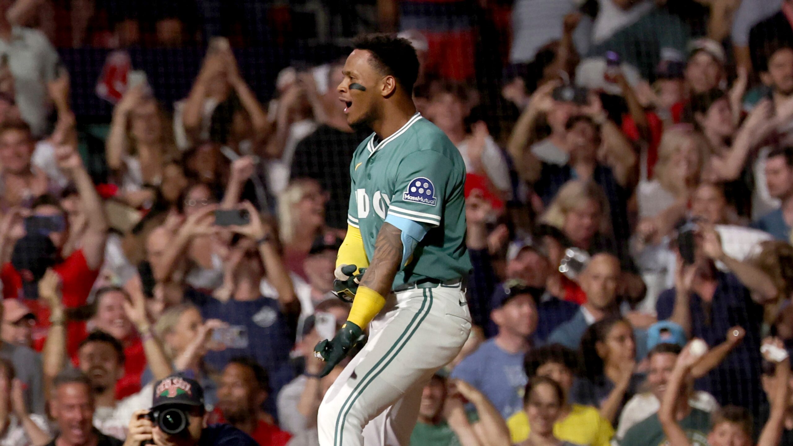 Rafaela deja en el terreno con cuadrangular a Rays, Red Sox extiende racha ganadora