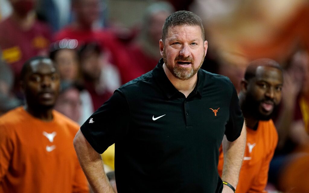 Arrestan al entrenador de Texas, Chris Beard
