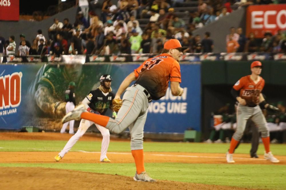 Toros caen ante Estrellas en extra inning y se alejan de la cuarta posición