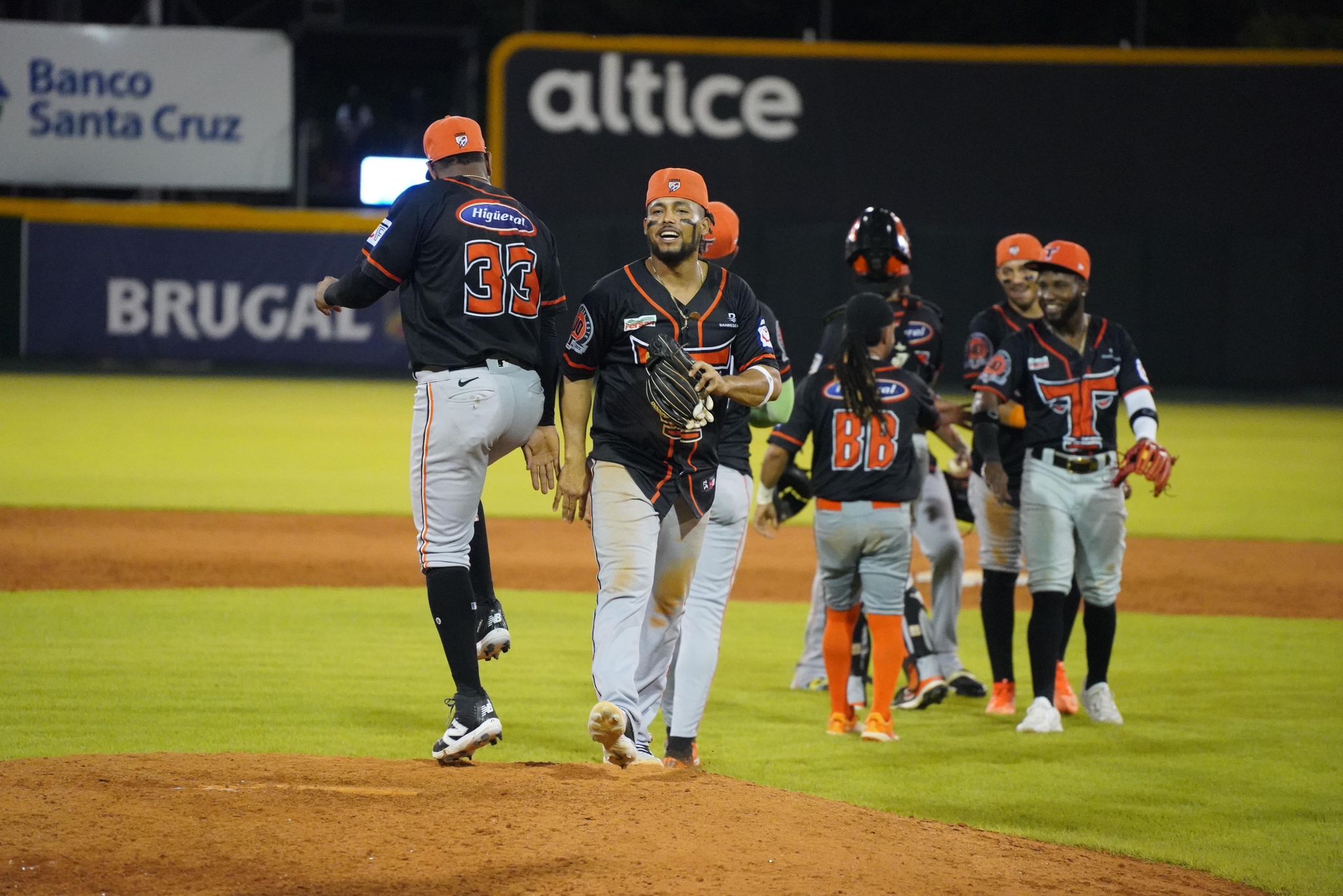 Toros cortan racha negativa de derrotas con jonrones de Rivas y Núñez