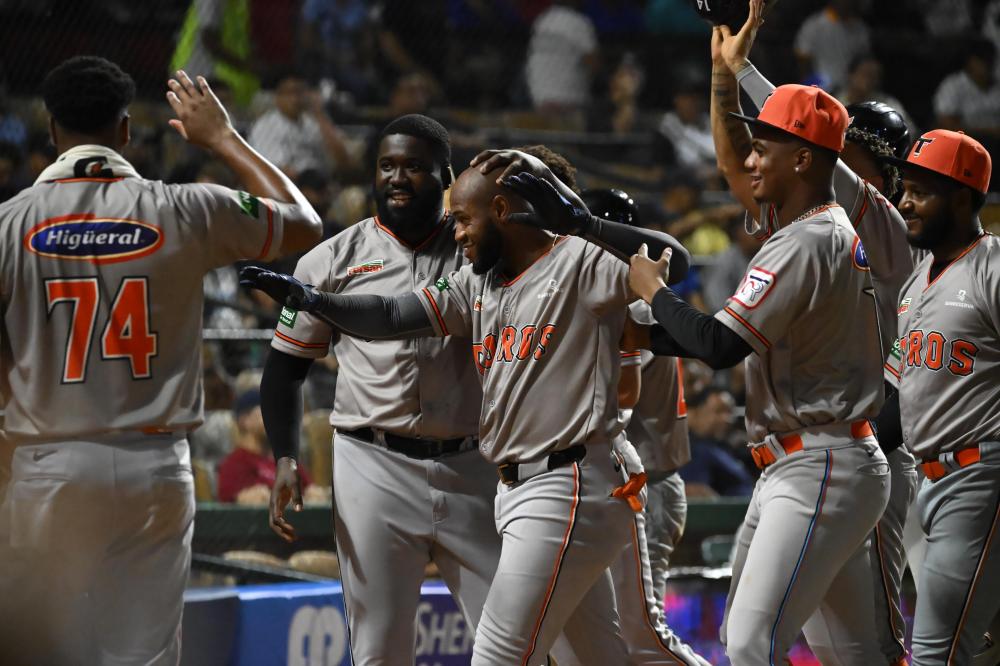 Bryan De La Cruz conecta grand slam, Toros vencen 6-3 a Licey en el Quisqueya