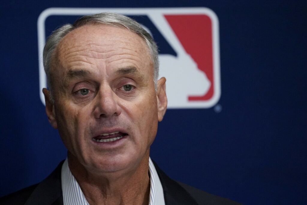 Manfred dice que estaría decepcionado si los As de Oakland no inaguran parque en Las Vegas en 2028