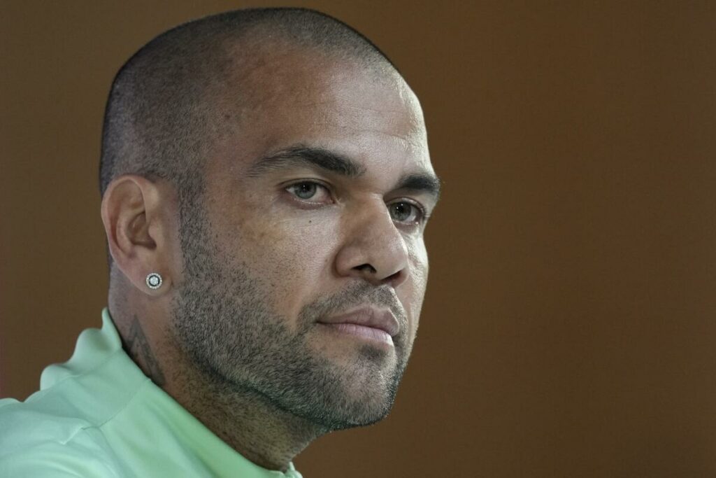 Justicia concede libertad condicional a Dani Alves bajo fianza de un millón de euros