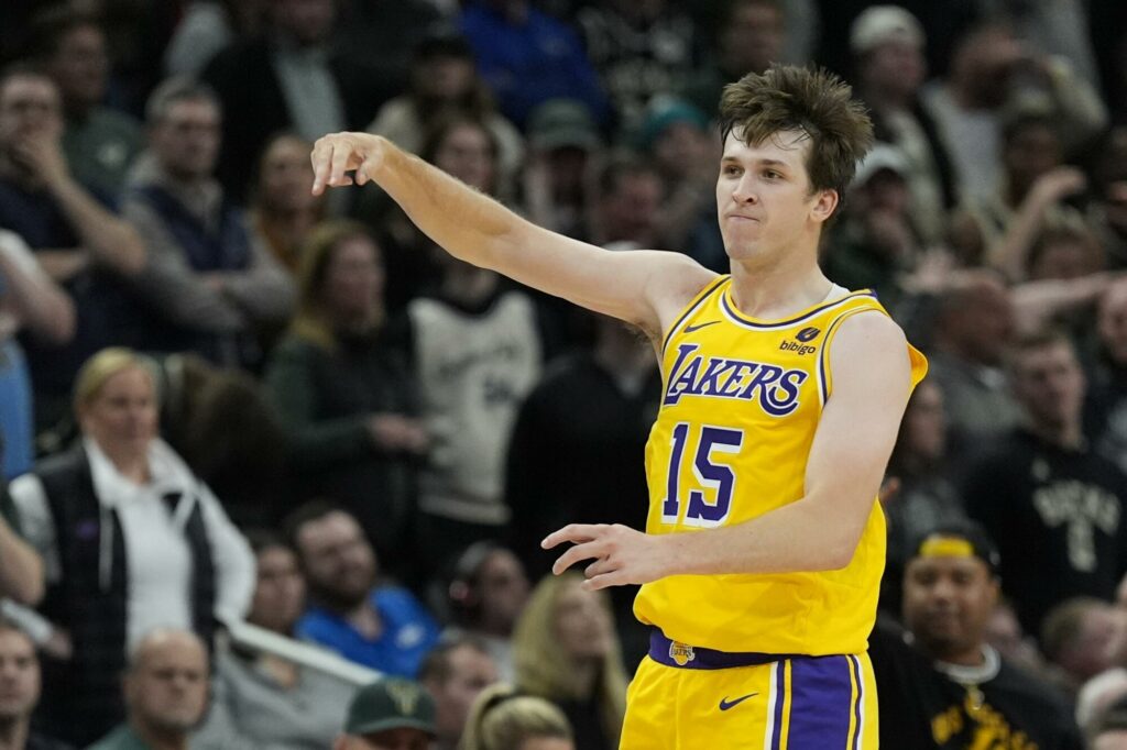 Lakers vence a Bucks en doble tiempo extra con actuación destacada de Reaves