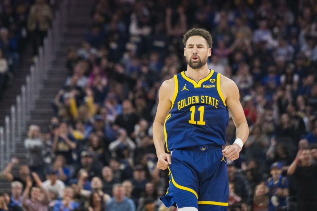 Klay anota 32 puntos en ausencia de Curry y lidera victoria de Warriors contra Jazz