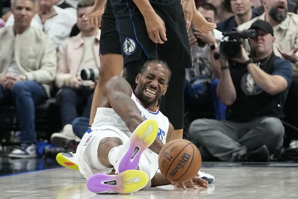 Kawhi Leonard en duda para el comienzo de los playoffs