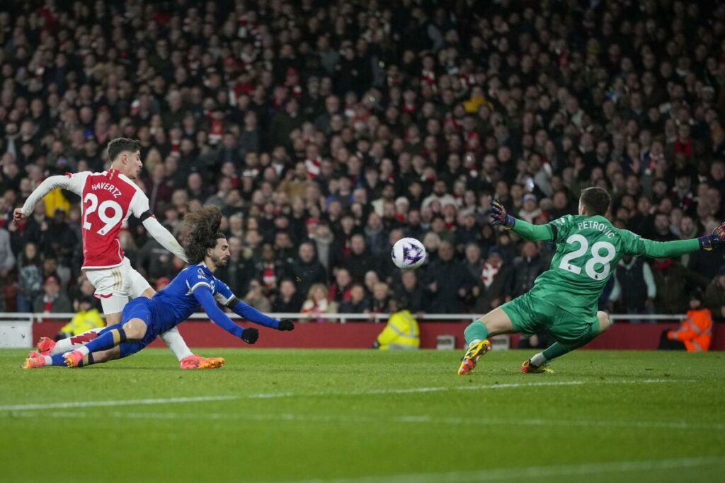 Arsenal le pasa por encima al Chelsea y sigue liderando la Premier League