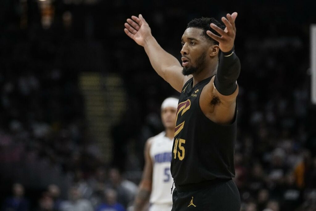 Mitchell se pone la capa y guía a los Cavaliers a la próxima ronda