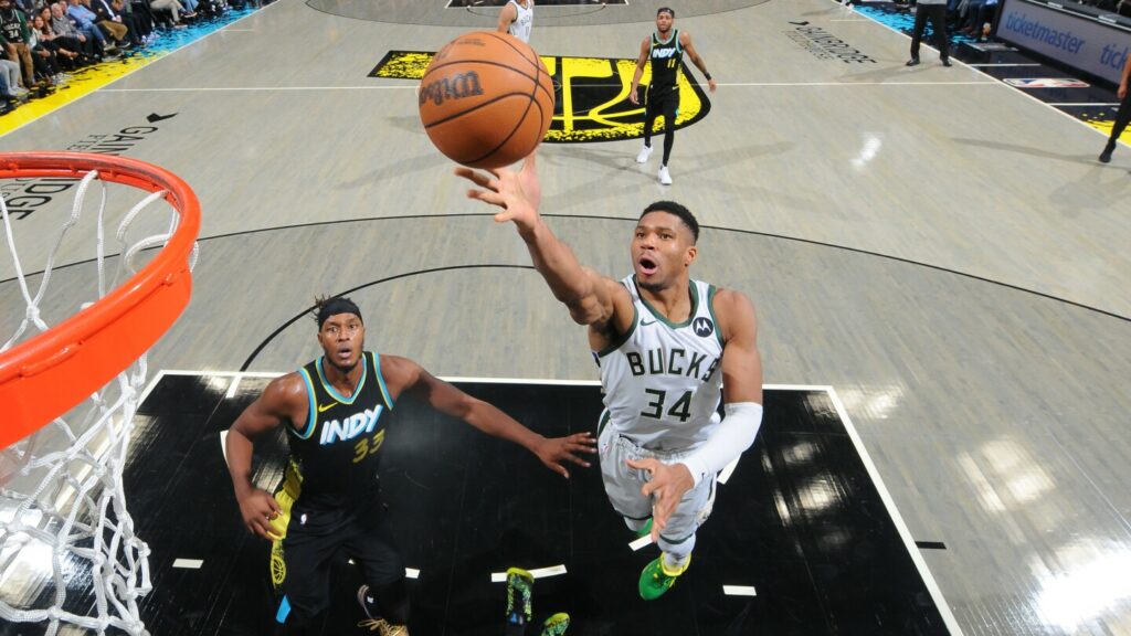 Giannis impone récord personal y récord de los Bucks anontando 64 puntos frente a los Pacers