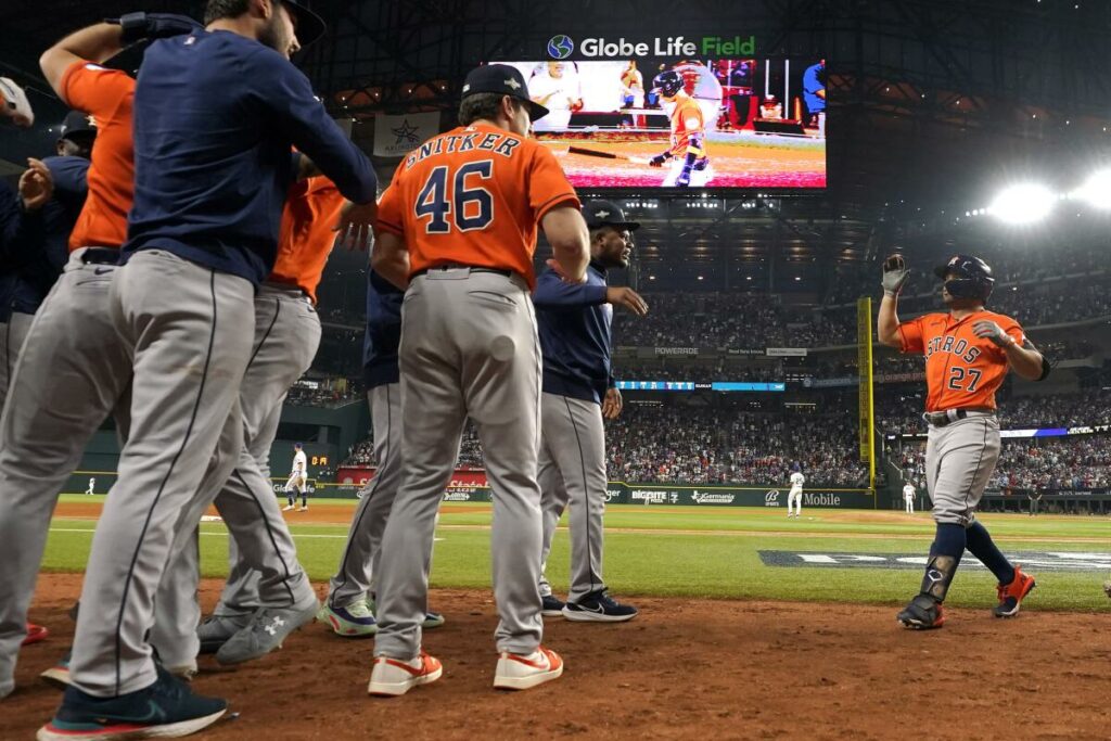 Altuve conecta jonrón en la novena y le da el liderato de la serie a los Astros