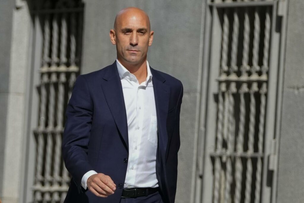 Rubiales inhabilitado del fútbol español por tres años