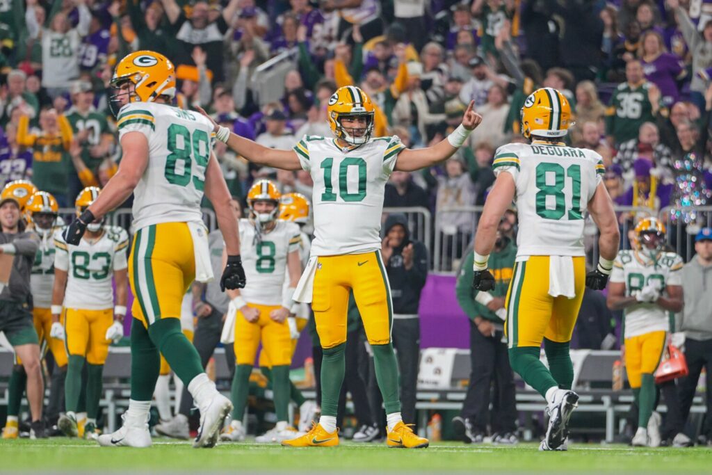 Jordan Love lanza tres touchdowns y Green Bay se acerca a playoffs