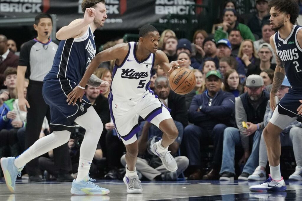 Fox anota 34 puntos y le pone freno a los Mavericks de Doncic