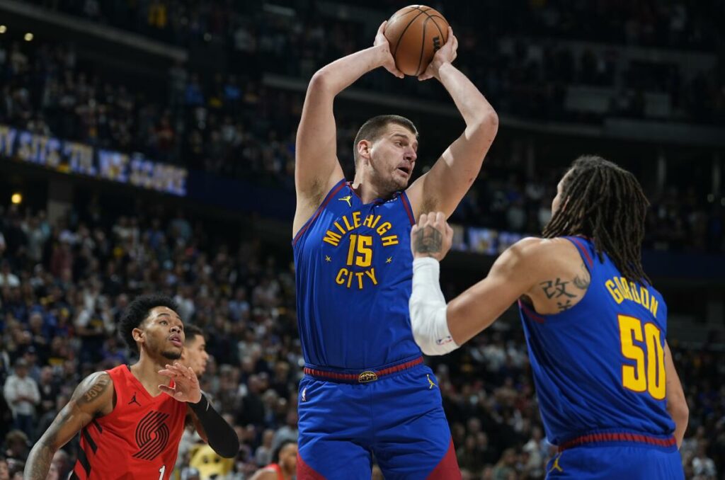 Jokic alcanza triple doble número 15 de la temporada en victoria contra Trail Blazers