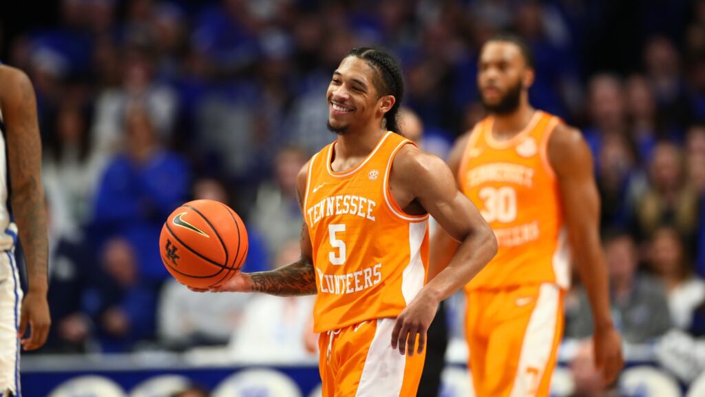 Tennessee mejora a 7-1 frente a los 10 mejores equipos bajo la dirección de Rick Barnes