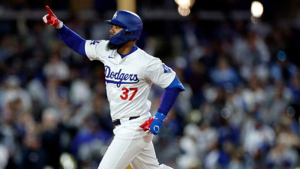 Teoscar Hernández guía a los Dodgers al triunfo